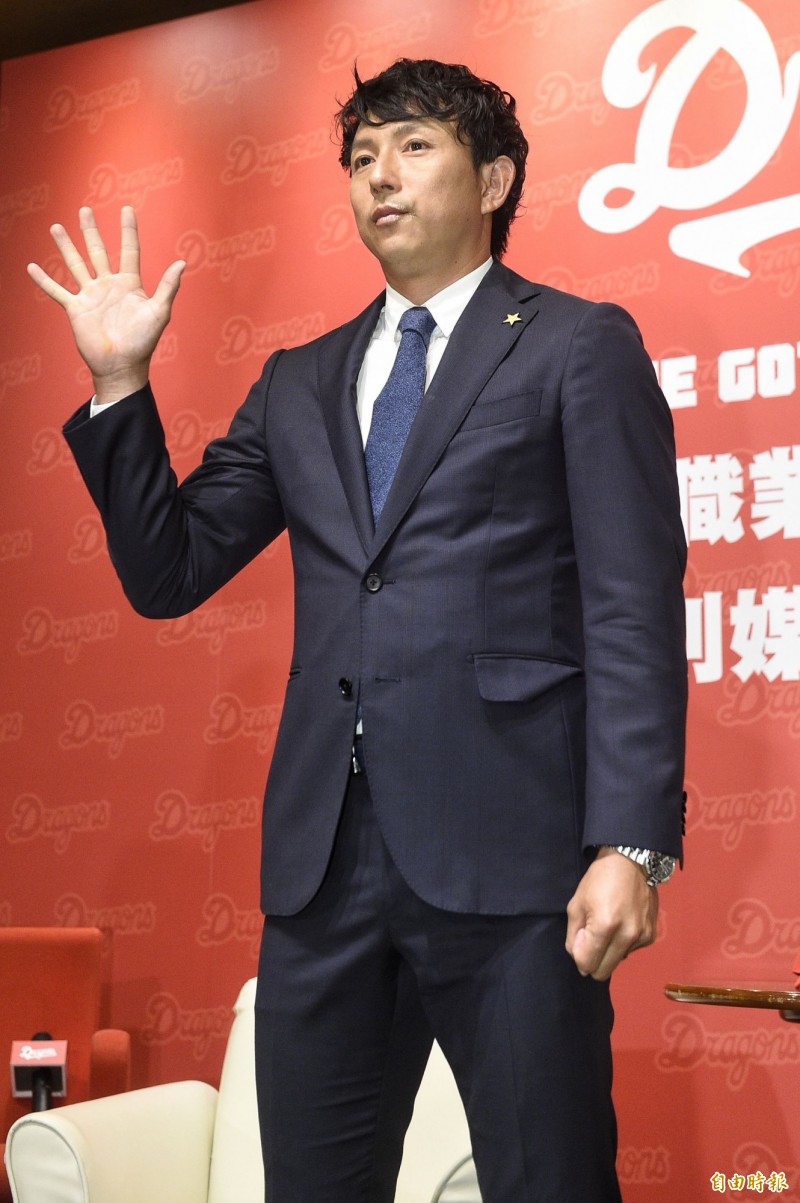 味全龍今天為38歲日籍球星川崎宗則舉辦球迷見面會。（記者陳志曲攝）