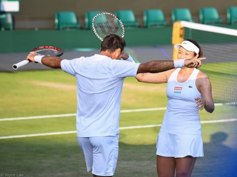 台灣女將詹詠然和克羅埃西亞好手多迪格（左），闖進溫網混雙決賽。（圖片取自詹詠然臉書）