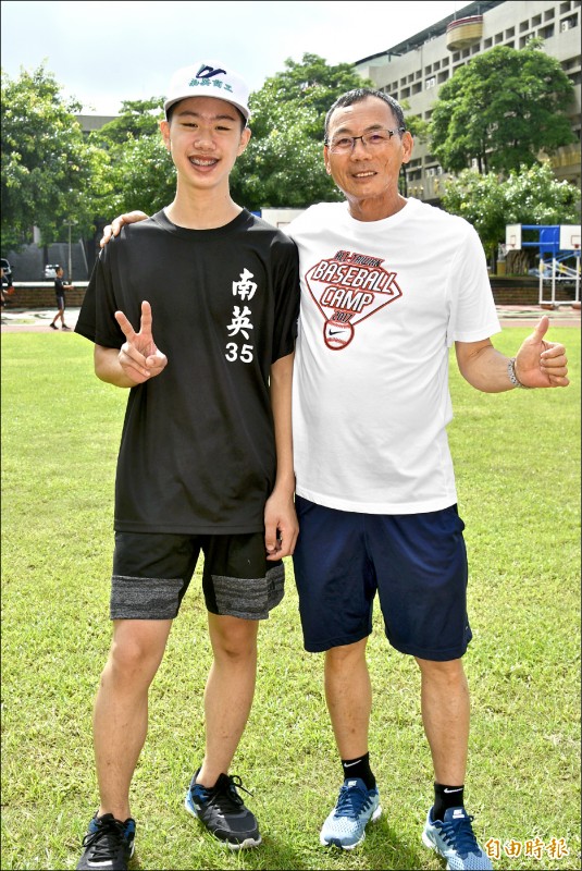南英教練陳献榮(右)勉勵張勝翔,「盡力就好,不要給自己太大壓力」。(記者倪婉君攝) 南英教練陳献榮(右)勉勵張勝翔,「盡力就好,不要給自己太大壓力」。(記者倪婉君攝)
