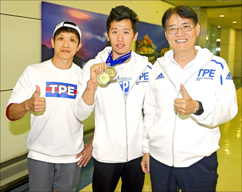 李智凱(中)進帳157.5萬元,成為世大運獎金王。圖左為教練林育信,圖右為體育署長高俊雄。(資料照) 李智凱(中)進帳157.5萬元,成為世大運獎金王。圖左為教練林育信,圖右為體育署長高俊雄。(資料照)