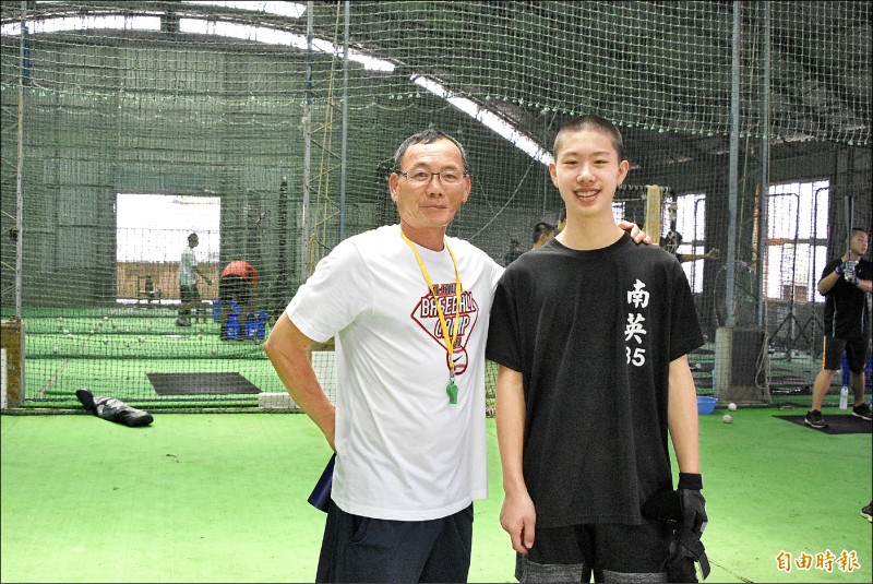 張勝翔（右）通過南英測試，也獲得家人同意，南漂與教練陳献榮（左）共築棒球夢。（記者倪婉君攝）