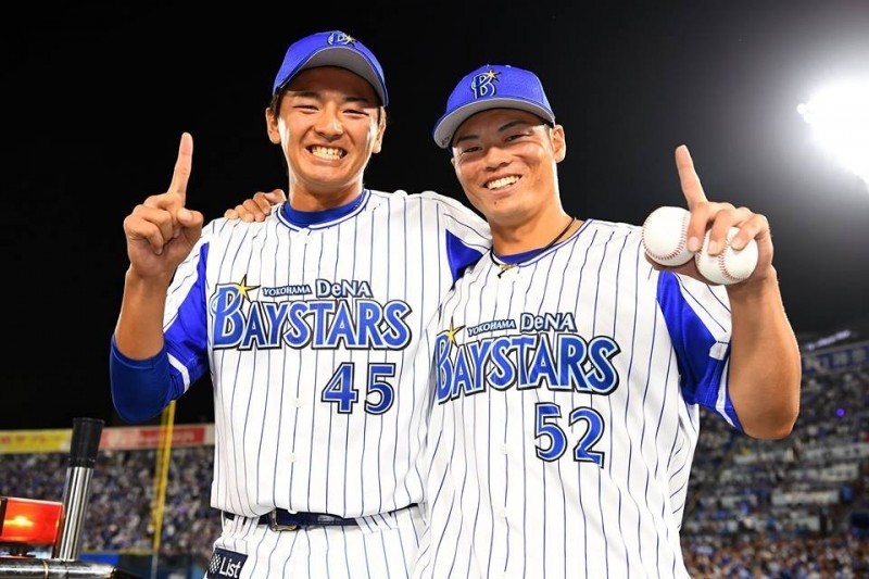 橫濱DeNA的22歲投手綾部翔（左）。（圖片取自橫濱DeNA官方臉書）