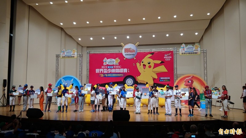 台南市12所接待學校送給各國代表隊自製的加油小物，祝福旗開得勝。（記者劉婉君攝）