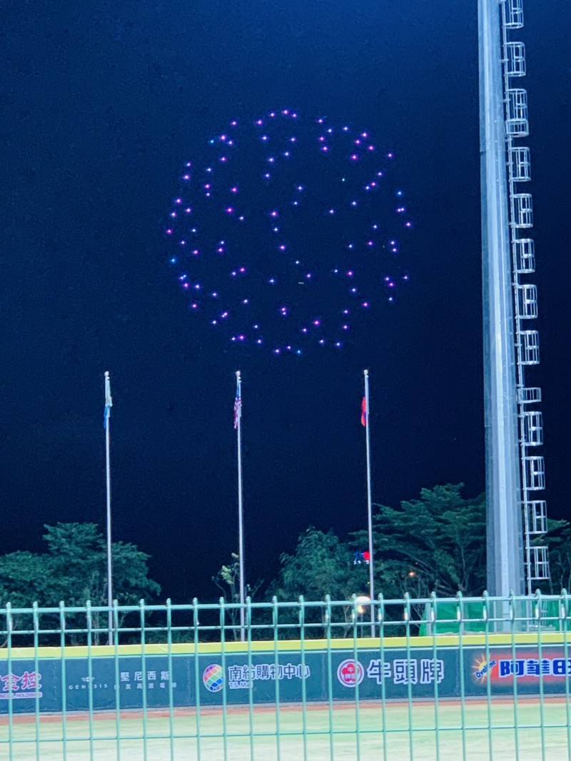 100架無人機精彩表演，變幻圖案。（台南市政府提供）
