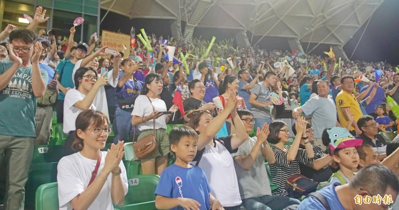 滿場球迷。（記者黃志源攝）