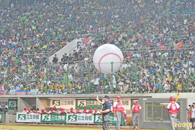 滿場球迷。（記者黃志源攝）