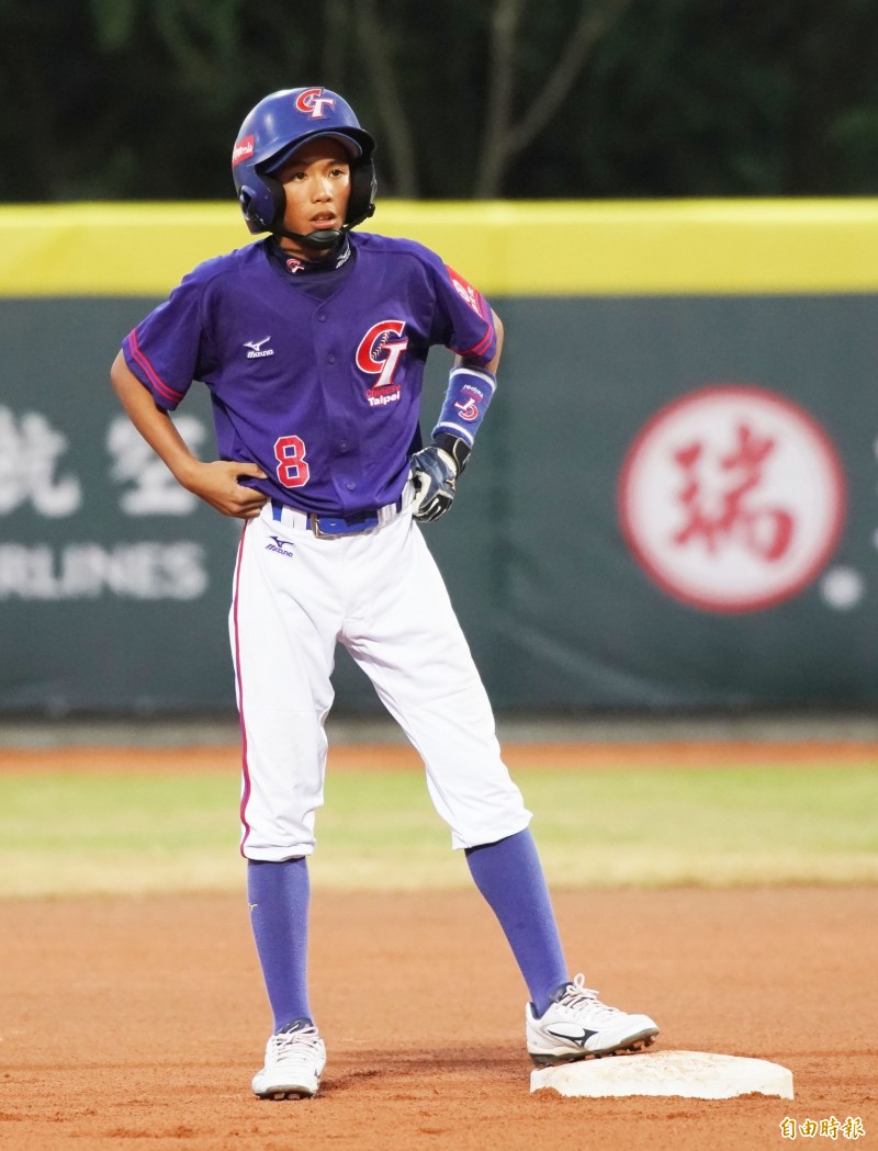 台灣隊江宗駿敲深遠二壘安打。（記者黃志源攝）