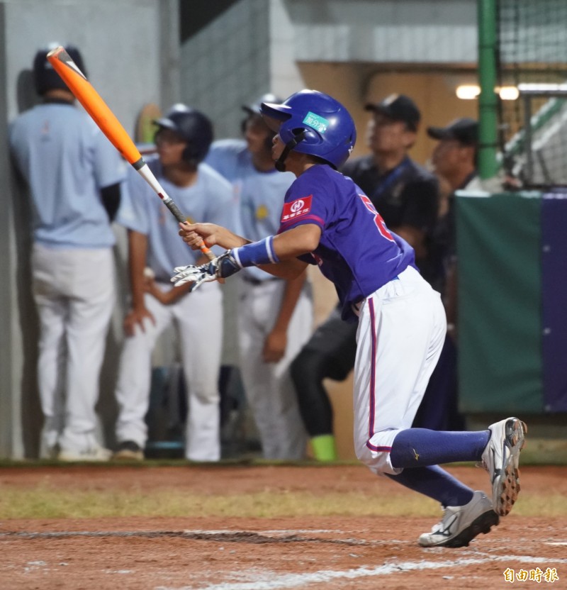 台灣隊江宗駿擊出兩分砲。（記者黃志源攝）