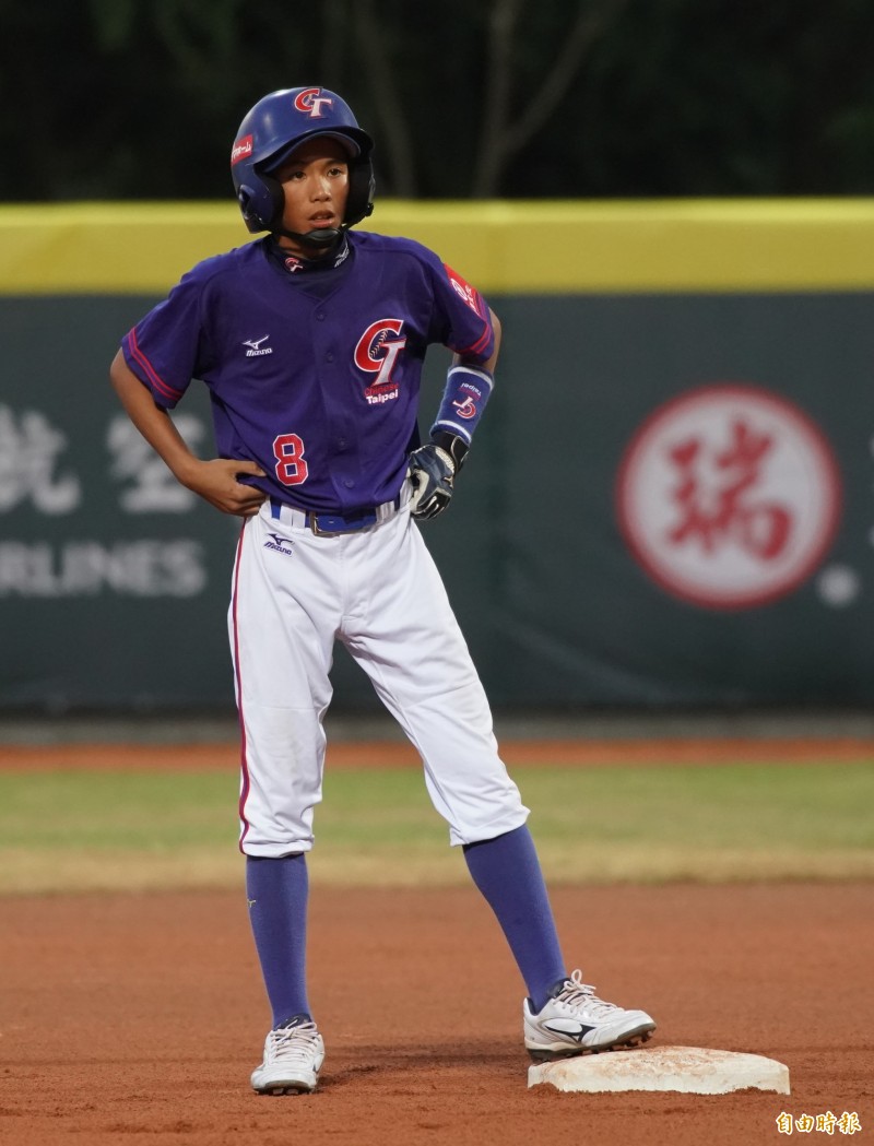 台灣隊江宗駿首打席敲出深遠二壘安打。（記者黃志源攝）