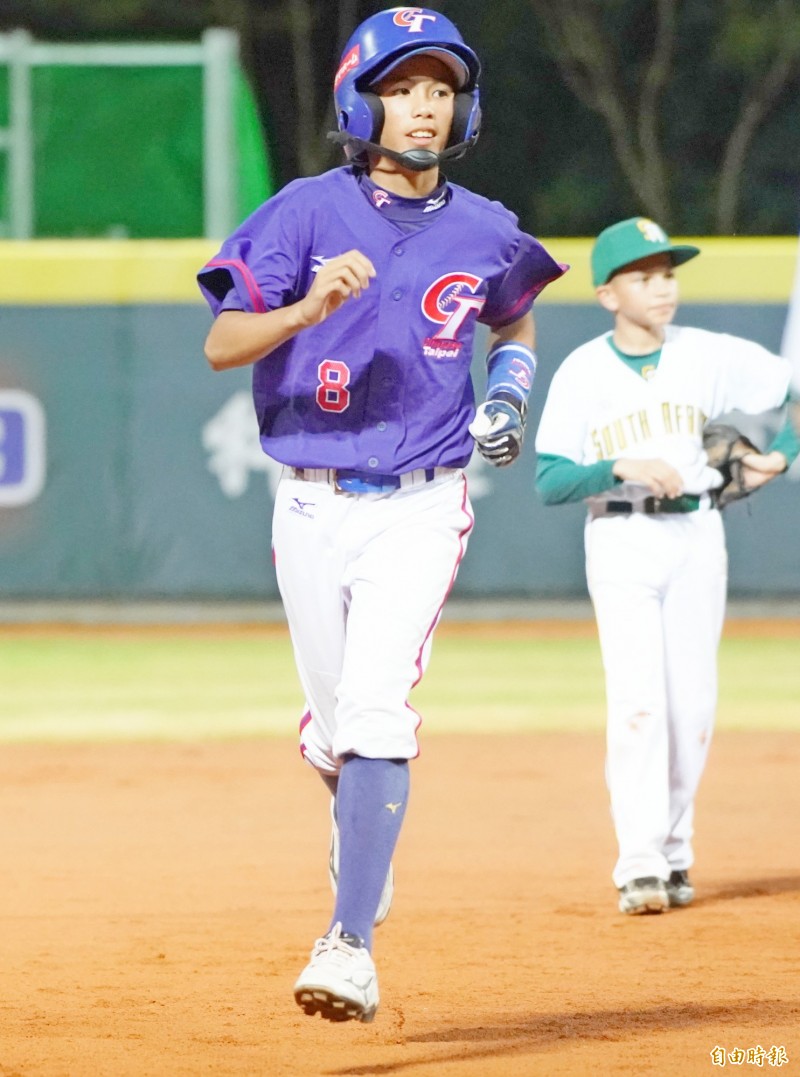 台灣隊江宗駿擊出2分全壘打。（記者黃志源攝）