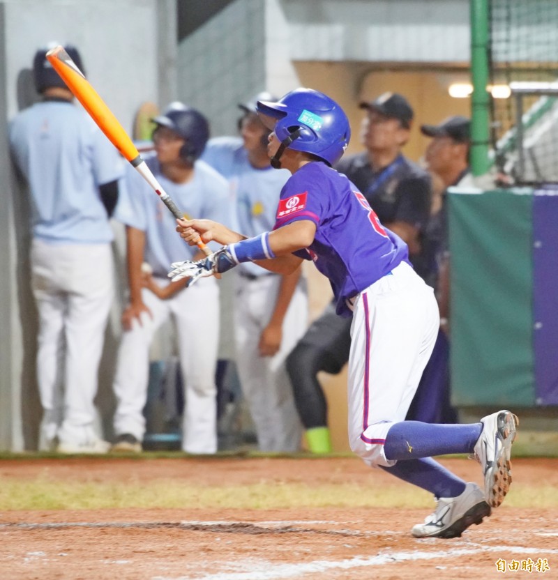 台灣隊江宗駿擊出2分全壘打。（記者黃志源攝）