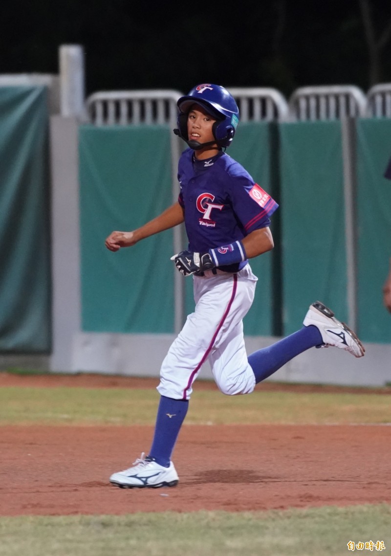 台灣隊江宗駿擊出2分全壘打。（記者黃志源攝）