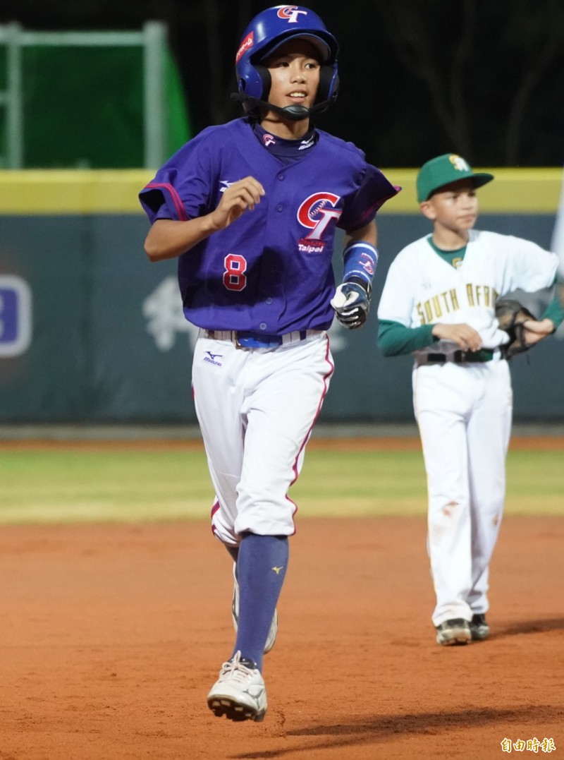 台灣隊江宗駿擊出兩分砲。（記者黃志源攝）