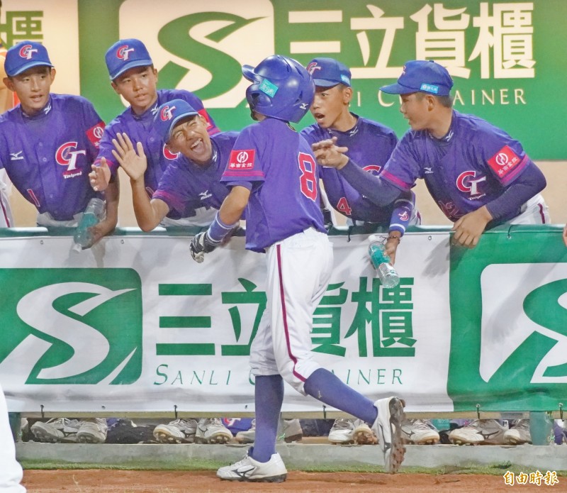 台灣隊江宗駿擊出2分全壘打。（記者黃志源攝）