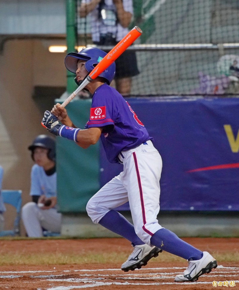 台灣隊江宗駿敲深遠二壘安打。（記者黃志源攝）