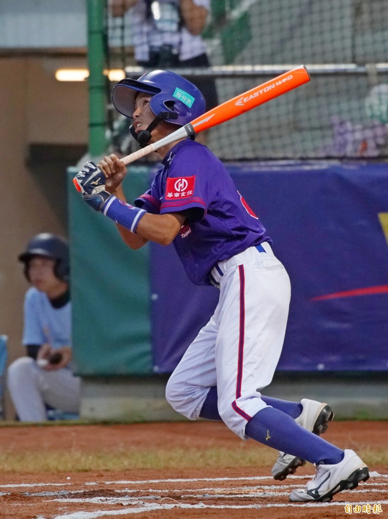 台灣隊江宗駿首打席敲出深遠二壘安打。（記者黃志源攝）