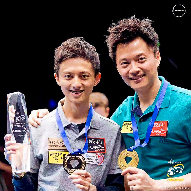 柯氏兄弟金包銅，柯秉中（左）奪世界10號球錦標賽冠軍，柯秉逸（右）「銅」樂。（取自世錦賽官方IG）