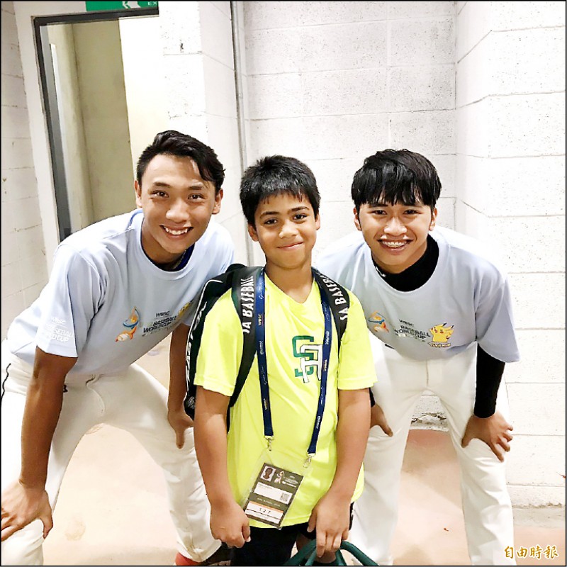 U12南非隊約瑟夫(中)跟球僮(右)致歉並合照。(記者龔乃玠攝) U12南非隊約瑟夫(中)跟球僮(右)致歉並合照。(記者龔乃玠攝)