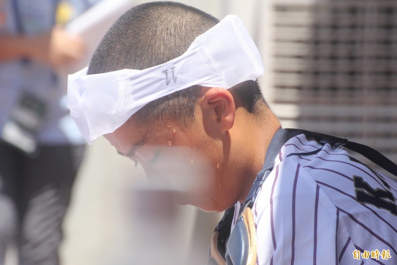 日本隊將冰袋戴在頭上消暑。（記者龔乃玠攝）（記者龔乃玠攝）