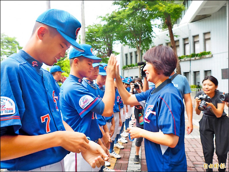 台東縣長饒慶鈴逐一致贈幸運手環給小將們,並擊掌祝福。(記者王秀亭攝) 台東縣長饒慶鈴逐一致贈幸運手環給小將們,並擊掌祝福。(記者王秀亭攝)