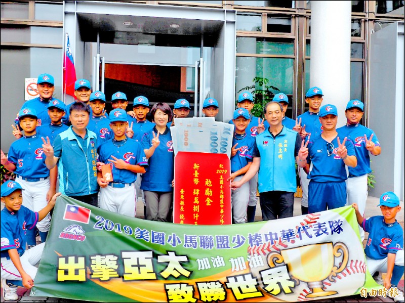 台東縣小馬少棒隊今天將遠征美國,要在小馬聯盟世界少棒錦標賽中與各國好手一爭高下。(記者王秀亭攝) 台東縣小馬少棒隊今天將遠征美國,要在小馬聯盟世界少棒錦標賽中與各國好手一爭高下。(記者王秀亭攝)
