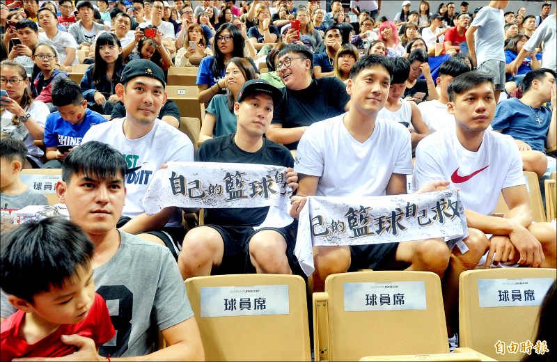 陳世念（左二）、田壘（右二）等球員在瓊斯盃賽事期間，舉起台灣藍領隊陳建州「自己的籃球自己救」口號。（資料照，記者林正堃攝）