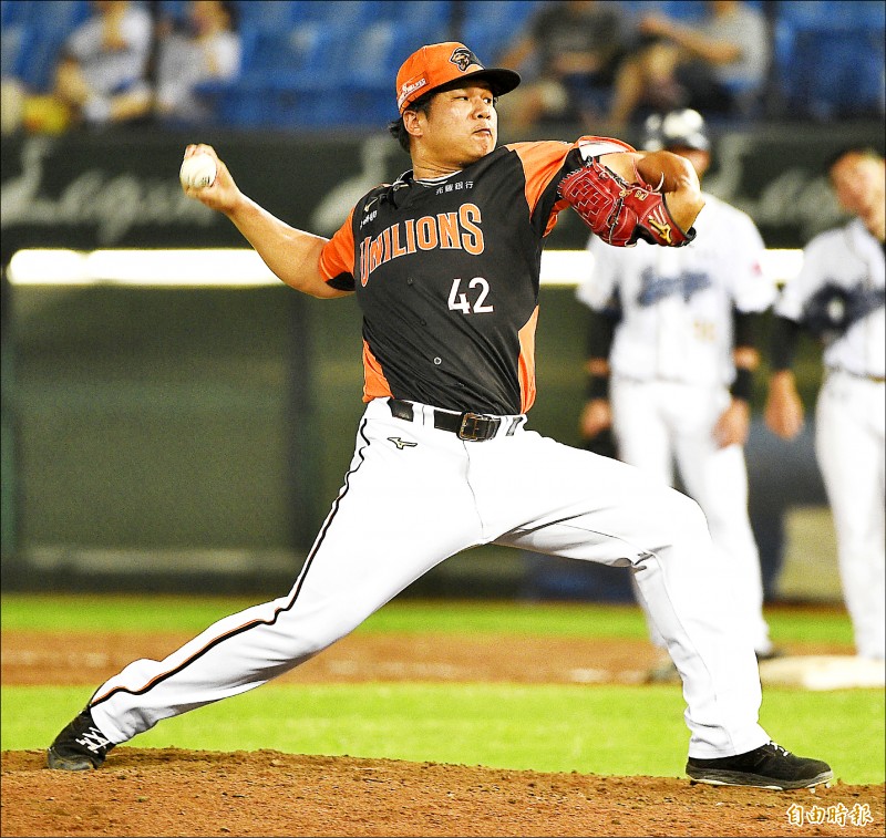 獅隊傅于剛救火挨轟3分砲，吞下敗投。（記者陳志曲攝）