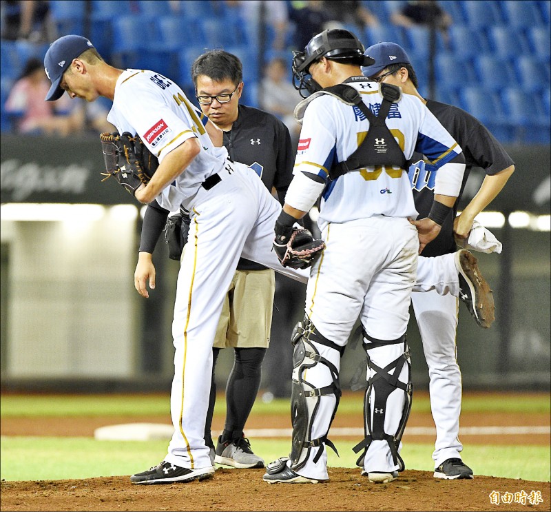 猿隊洋投冠猛（左1）先發3.1局，因腿部緊繃提前退場。（記者陳志曲攝）