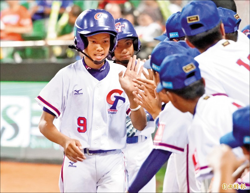 U12世界盃台灣隊複賽一路克敵,昨克服開賽0比6落後的劣勢,大逆轉以14比6擊敗委內瑞拉,以複賽第2名挺進冠軍戰,圖為擊出3分砲的郭宸安(左)開心地與隊友擊掌。(記者黃志源攝) U12世界盃台灣隊複賽一路克敵,昨克服開賽0比6落後的劣勢,大逆轉以14比6擊敗委內瑞拉,以複賽第2名挺進冠軍戰,圖為擊出3分砲的郭宸安(左)開心地與隊友擊掌。(記者黃志源攝)