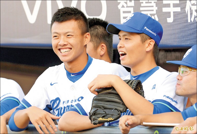 悍將游霆崴（左）與陳仕朋是西苑中學同窗。（記者林正堃攝）