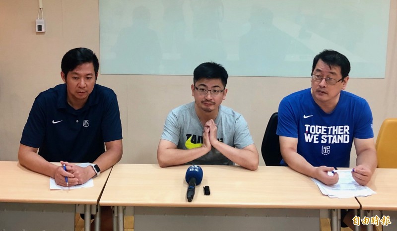 籃協理事長謝典霖（中）及秘書長李一中（右）、副秘書長李雲翔（左）談第17季SBL重大變革。（記者林岳甫攝）