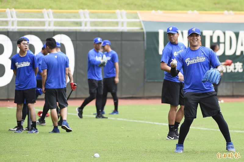 富邦悍將球員賽前練習。（記者陳志曲攝）