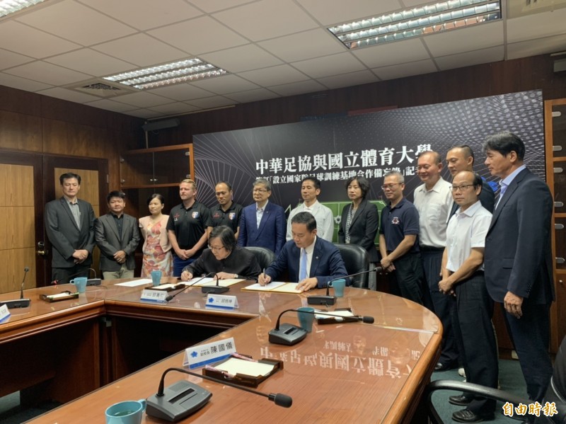 足球協會與國立體育大學達成國家隊訓練基地合作協議，今舉行簽署備忘錄記者會。圖左為理事長邱義仁、右為國體大邱炳坤。（記者吳孟儒攝）