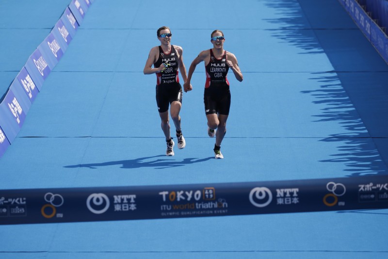 英國2名選手莉爾蒙斯和泰勒·布朗一路上都結伴而行，彼此互相激勵，一路領先其他選手。（美聯社）