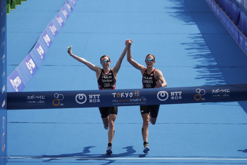 2位英國女選手在鐵人三項賽事中遙遙領先，最後手牽手一起衝過終點，不料此舉違反賽事規則，冠亞軍被取消。（美聯社）