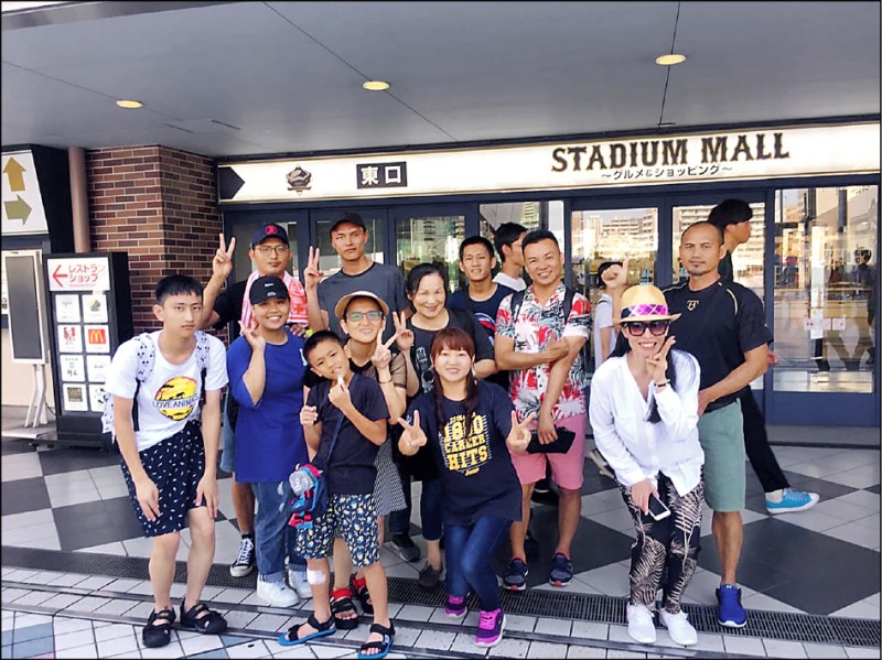旅日好手張奕高中、大學都在日本福岡求學打球,昨重返「第二故鄉」,在軟銀主場福岡巨蛋初登板先發,父親張正昌率龐大親友團到場助威,可惜沒能見證張奕奪3連勝。(圖:張正昌提供) 旅日好手張奕高中、大學都在日本福岡求學打球,昨重返「第二故鄉」,在軟銀主場福岡巨蛋初登板先發,父親張正昌率龐大親友團到場助威,可惜沒能見證張奕奪3連勝。(圖:張正昌提供)