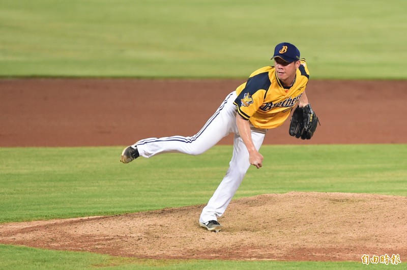 中信兄弟投手鄭凱文昨再助球隊奪勝，成了中職史上首位十勝十中繼的投手。（記者廖耀東攝）