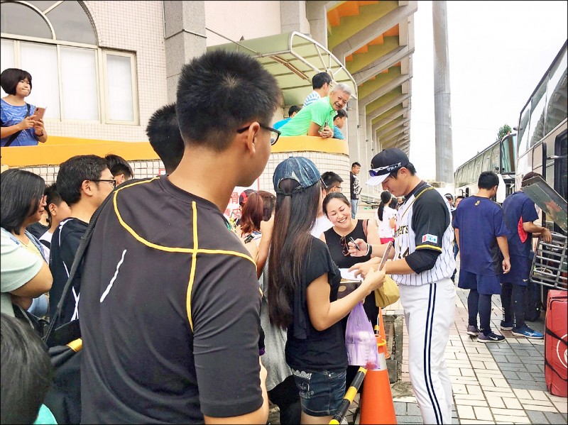 中信球團舉行「阪神甲子園球場日」,有日本球迷衝到嘉義棒球場,索取兄弟二軍總教練林威助的簽名。(中信球團提供) 中信球團舉行「阪神甲子園球場日」,有日本球迷衝到嘉義棒球場,索取兄弟二軍總教練林威助的簽名。(中信球團提供)
