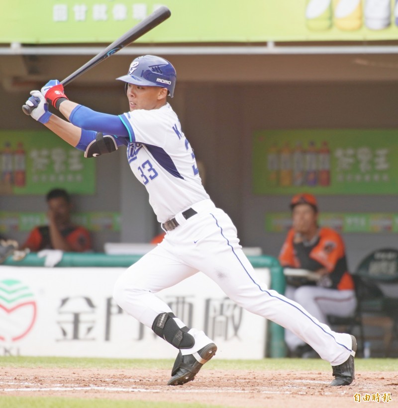富邦二軍張冠廷在５局下擊出１分一壘安打。（記者黃志源攝）