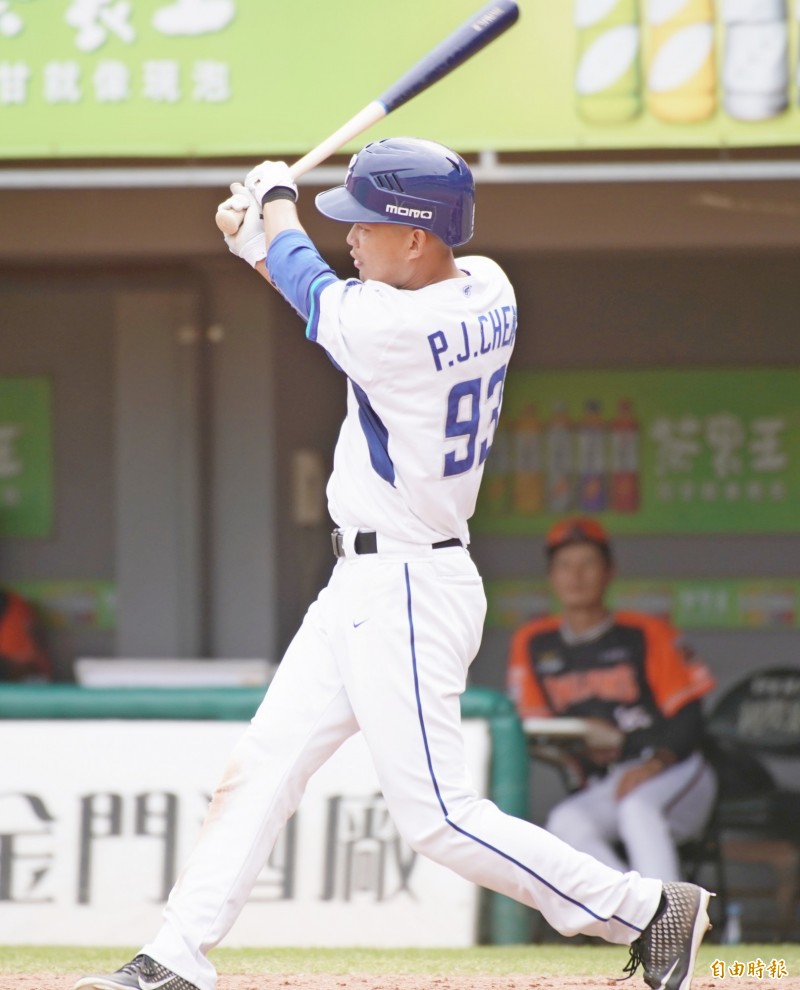 富邦二軍陳品捷在５局下擊出１分打點二壘安打。（記者黃志源攝）