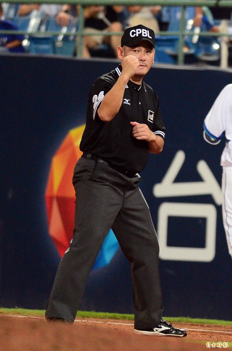 一壘審楊崇煇。（記者王藝菘攝）