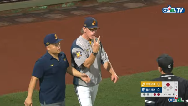 總教練伯納對判決相當不滿。（取自CPBL TV）