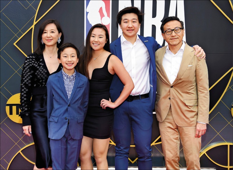 蔡崇信(右)以近35億美元收購籃網隊,正式成為首位來自台灣的NBA老闆,圖為他與家人合照。(法新社) 蔡崇信(右)以近35億美元收購籃網隊,正式成為首位來自台灣的NBA老闆,圖為他與家人合照。(法新社)