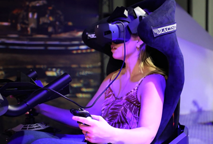 Britney表示VR體感操縱讓遊戲體驗更逼真。（TESL提供）