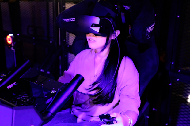 玩家透過搭配智崴資訊科技體感模擬系統的VR體感設施享受戰場廝殺的快感。（TESL提供）