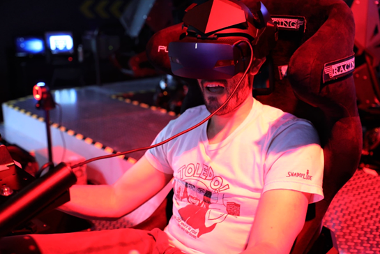 刺激的VR電競遊戲魅力連老外都無法擋。（TESL提供）
