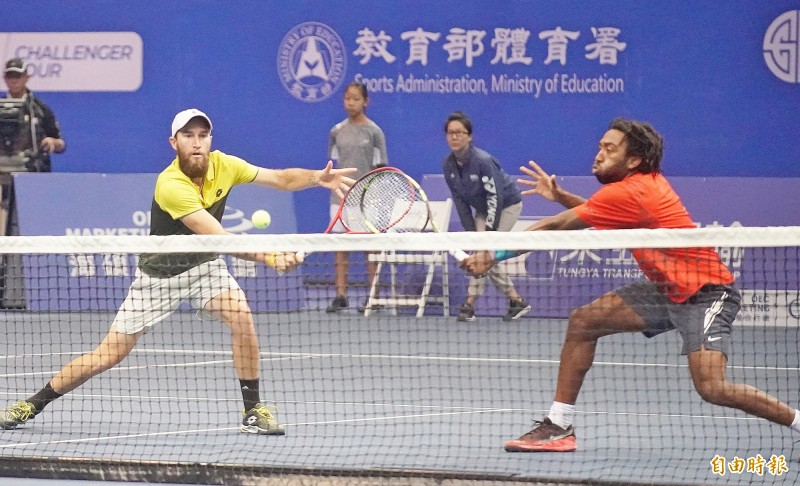 美國選手金（右）與瑞斯（左）獲亞軍。（記者黃志源攝）