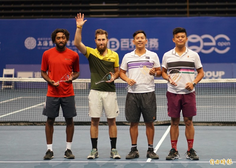 台灣選手謝政鵬（右一）與楊宗樺（右二）獲冠軍、美國選手金（左一）與瑞斯（左二）得亞軍。（記者黃志源攝）