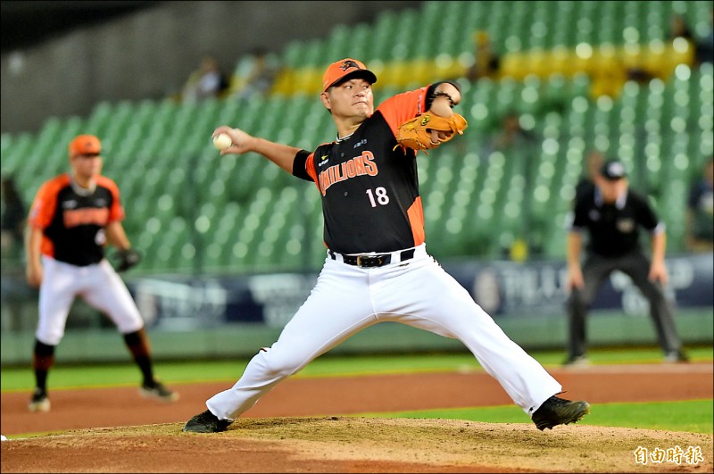「嘟恰對決」最終戰，嘟嘟潘威倫拿下勝投，將台灣職棒勝投紀錄推進到143場。（記者廖耀東攝）