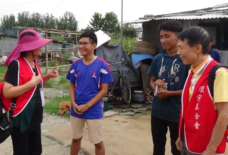 訪視團的志工一起去探訪住在貧民窟的受資助醫學生 Nima。（環宇基金會提供）